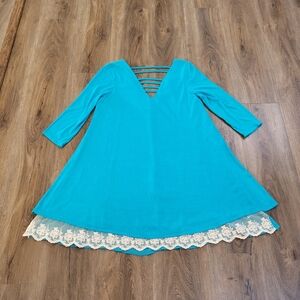 Umgee Lace Hem Trim Short Sleeve Tunic Top Size Small NWT Blue V-neck Stretch